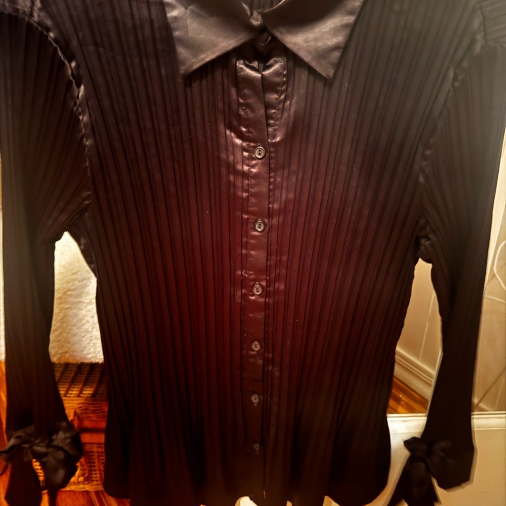 Elegant Black Women.. The smallest XL I have ever seen! More M or SM....